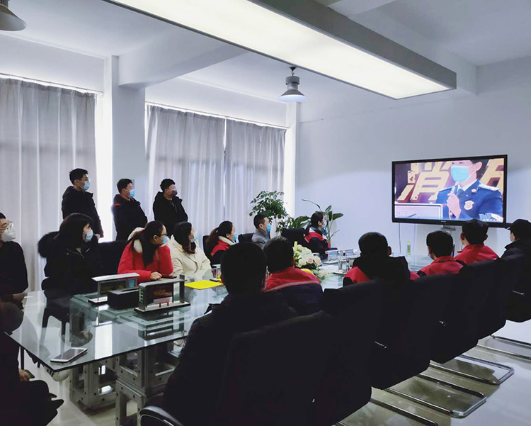 榮大垃圾分類亭廠家組織員工觀看復(fù)工消防公開(kāi)課配圖二